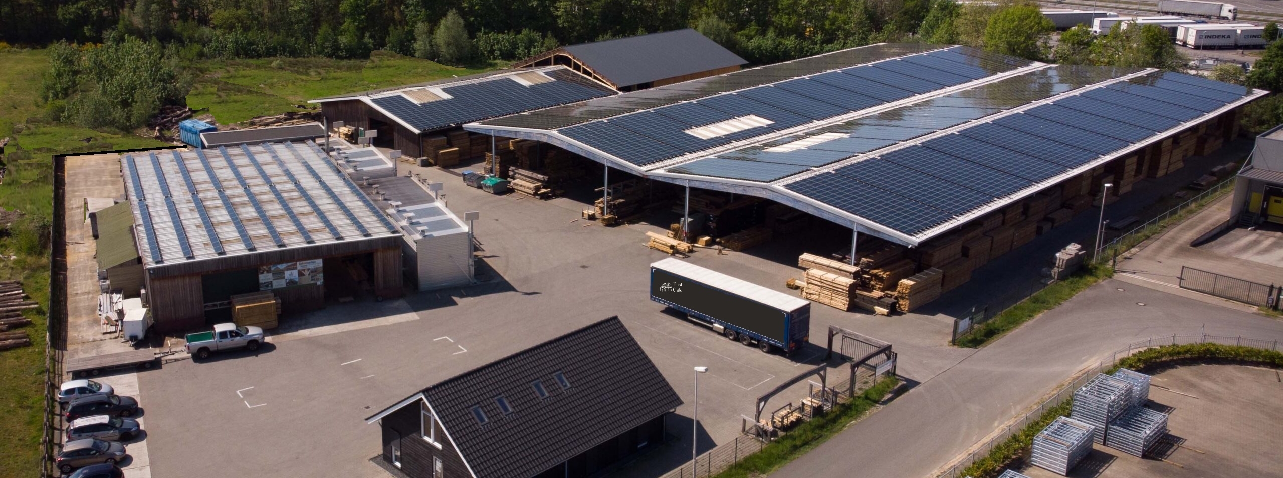 Bedrijfslocatie van East Oak met werkplaats, opslag en zonnepanelen