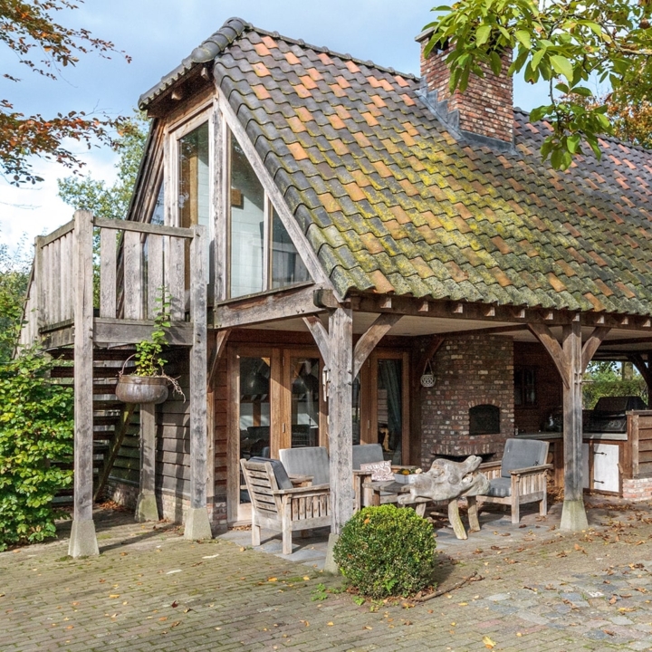 Landelijk bijgebouw voor bed & breakfast met eiken gebinten en overdekt terras