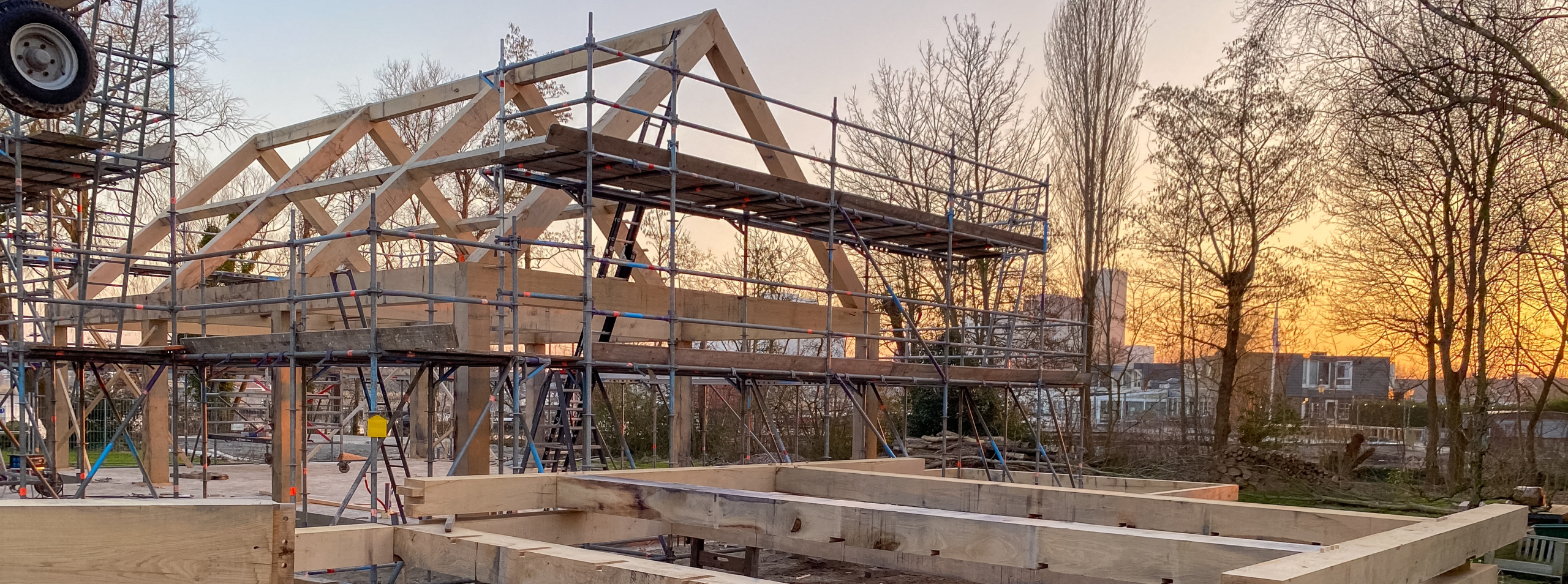 Eiken bouwpakket in aanbouw met houten gebinten en steigers