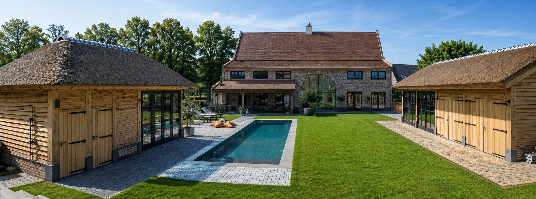 Houten poolhouse met rieten dak naast zwembad en landelijke woning