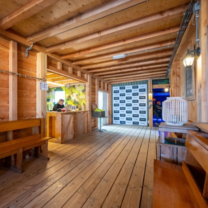 Interieur van houten bijgebouw met houten wanden, zitbanken en bar