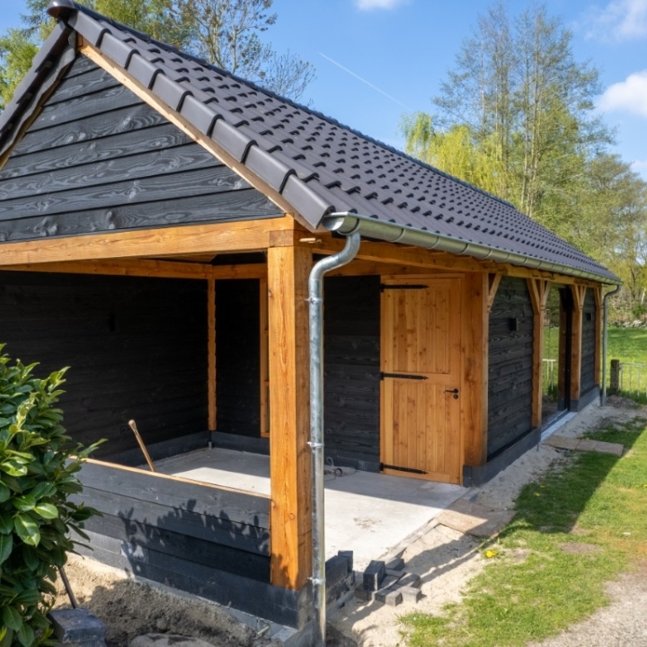 Houten Model Border bouwpakket met zwarte gevelbekleding en zadeldak