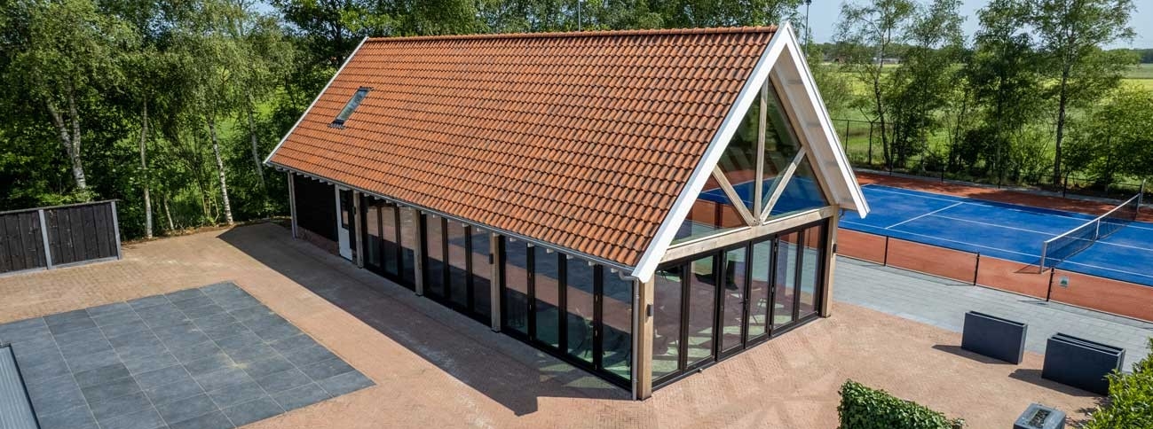 Model Gloucester bouwpakket met glazen gevel, zadeldak en rode dakpannen