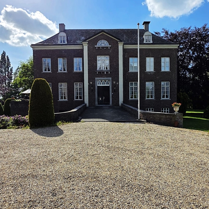 Monumentaal landhuis met symmetrische gevel en oprijlaan op Buitenplaats Verduynen