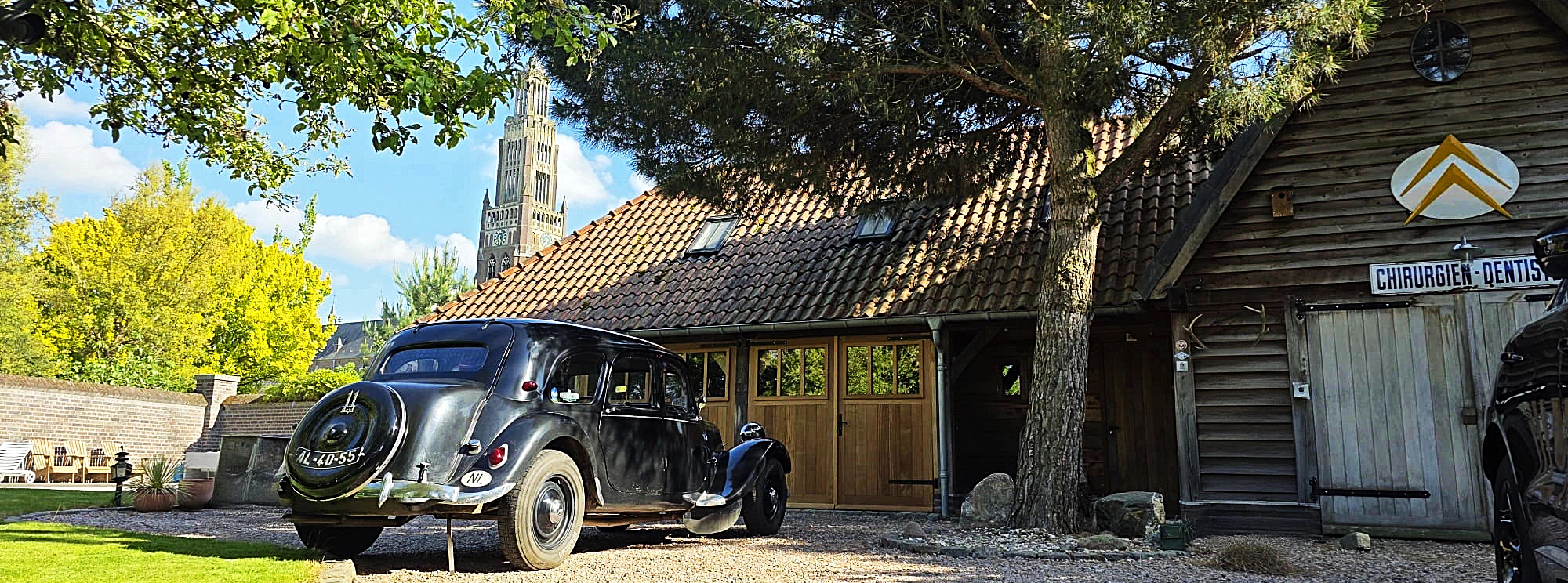 Historische auto voor het houten bijgebouw op Buitenplaats Verduynen in Echt