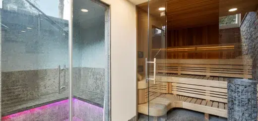 Wellnessruimte in het poolhouse met houten afwerking